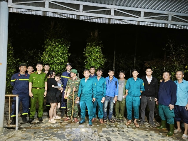 Bé trai 4 tuổi lạc lên đồi, lực lượng chức năng xuyên đêm tìm kiếm- Ảnh 1.