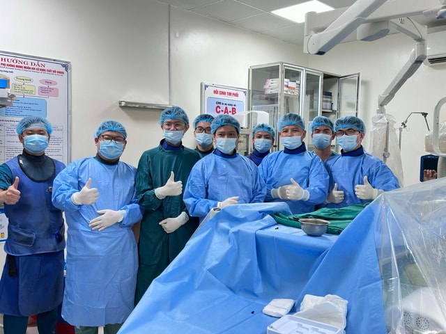 'Giải cứu' mắt lồi do rò động mạch cảnh xoang hang phức tạp bằng can thiệp nội mạch- Ảnh 1.