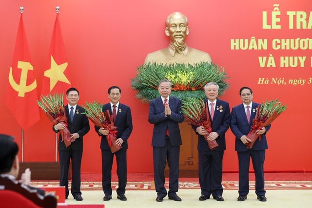 Tổng Bí thư Tô Lâm trao Huân chương Quân công hạng Nhất, Huy hiệu Đảng cho các lãnh đạo, nguyên lãnh đạo- Ảnh 4.