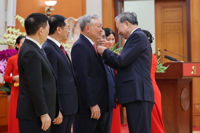 Tổng Bí thư Tô Lâm trao Huân chương Quân công hạng Nhất, Huy hiệu Đảng cho các lãnh đạo, nguyên lãnh đạo- Ảnh 2.
