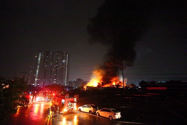 Cháy lớn khu kho xưởng 6.000m2 ở Thanh Liệt, 1 người tử vong- Ảnh 2.