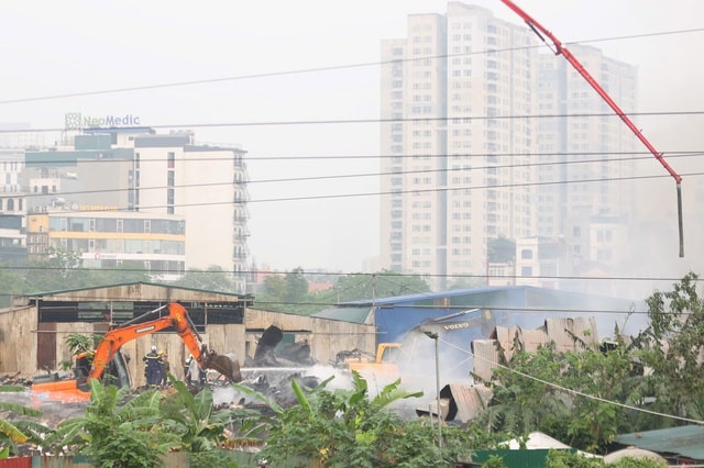 Cháy lớn khu kho xưởng 6.000m2 ở Thanh Liệt, 1 người tử vong- Ảnh 3.