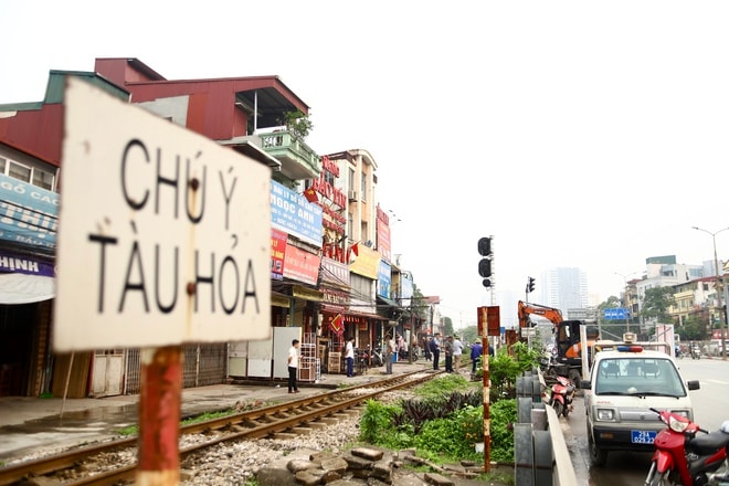 Hà Nội đóng hàng loạt lối đi tự mở qua đường sắt, cảnh báo tai nạn từ thói quen 'đi tắt'- Ảnh 2.