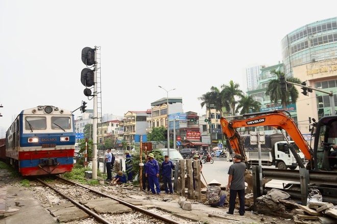 Hà Nội đóng hàng loạt lối đi tự mở qua đường sắt, cảnh báo tai nạn từ thói quen 'đi tắt'- Ảnh 3.