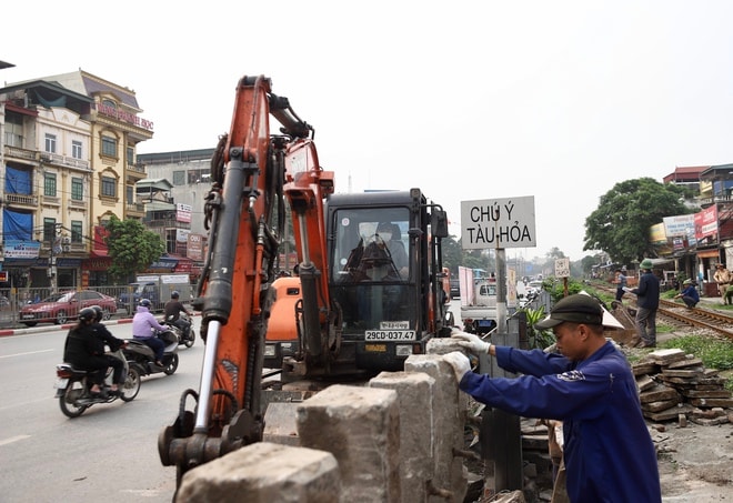 Hà Nội đóng hàng loạt lối đi tự mở qua đường sắt, cảnh báo tai nạn từ thói quen 'đi tắt'- Ảnh 4.