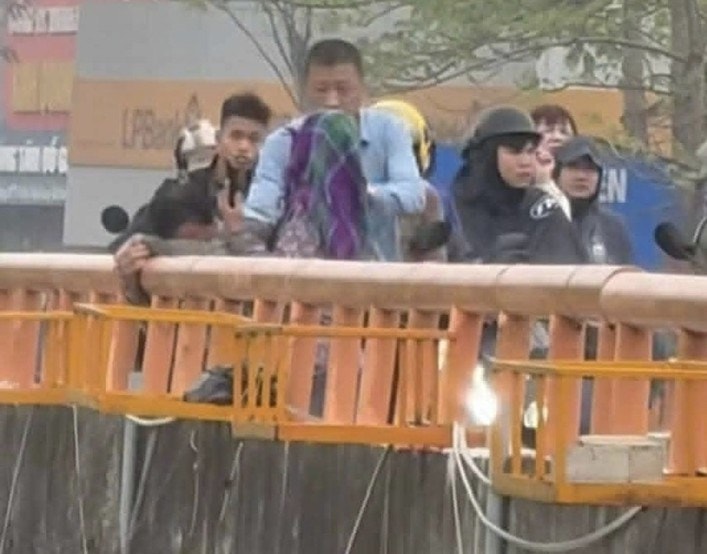 Giây phút nhanh trí của đại úy Công an cứu người trên cầu Sặt - Ảnh 1.