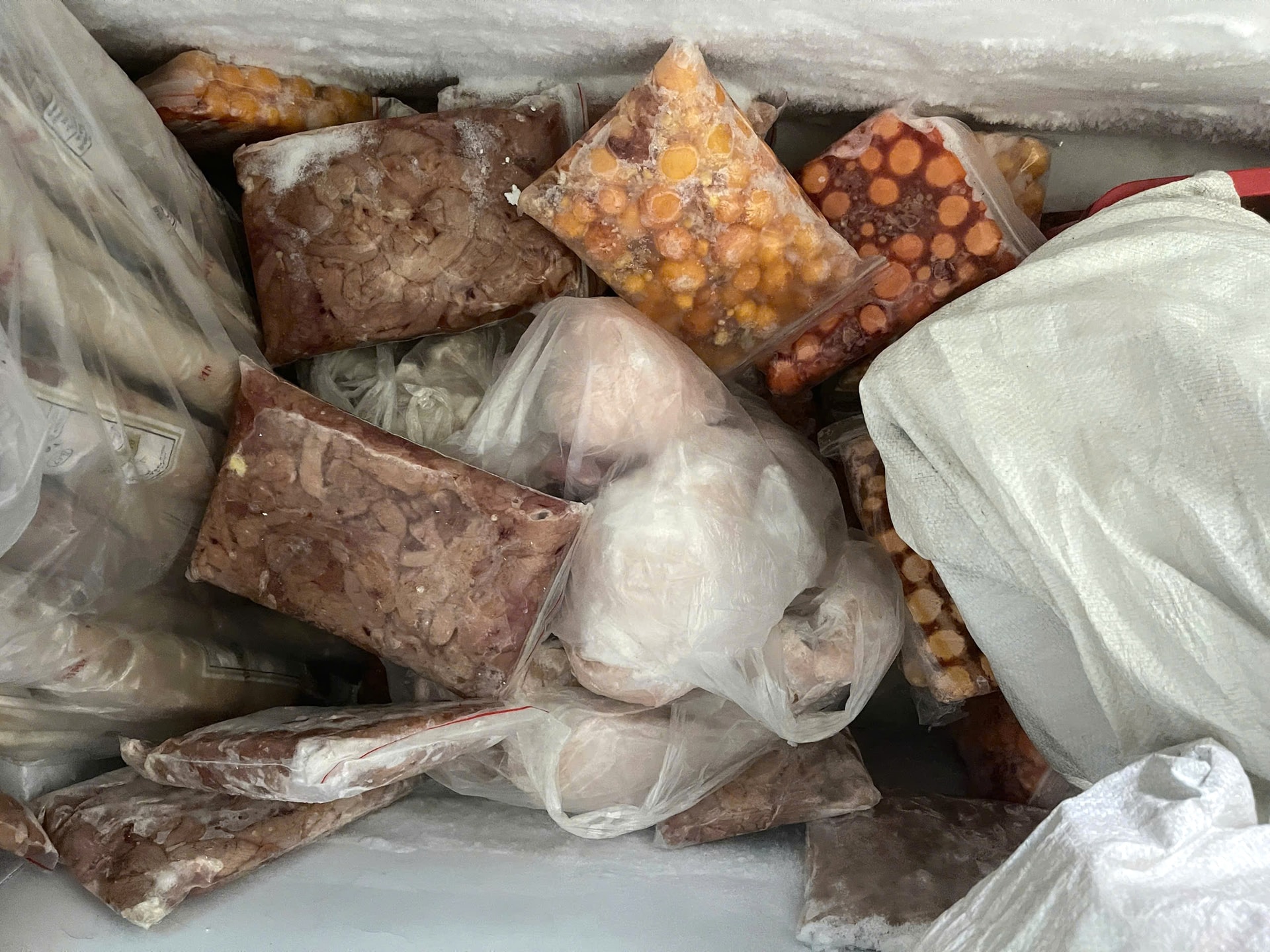 Bán hàng tạ thực phẩm đông lạnh trên Facebook nhưng không rõ nguồn gốc xuất xứ- Ảnh 2.