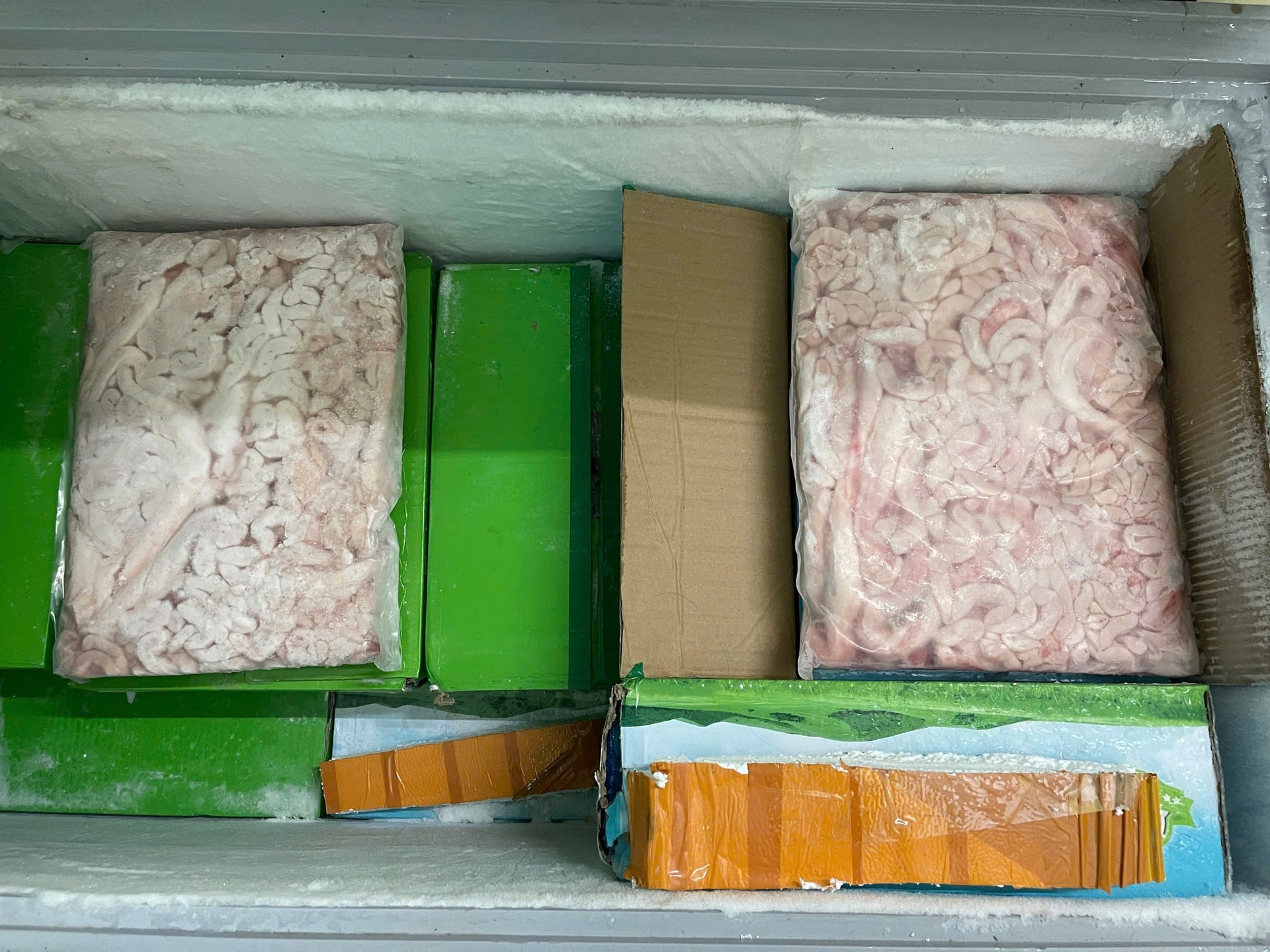 Bán hàng tạ thực phẩm đông lạnh trên Facebook nhưng không rõ nguồn gốc xuất xứ- Ảnh 1.