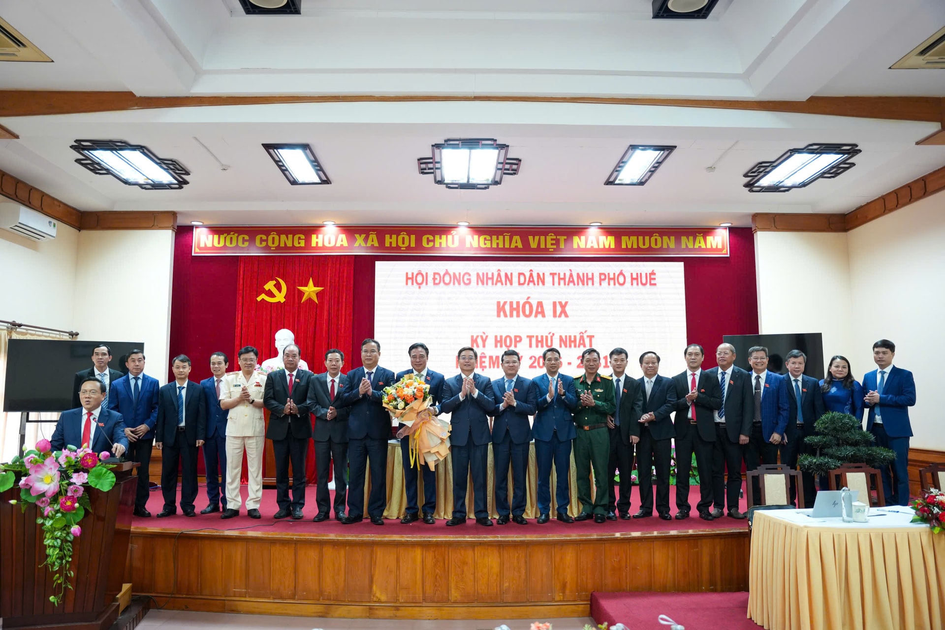 Chủ tịch và 4 Phó Chủ tịch UBND TP Huế nhiệm kỳ 2026-2031- Ảnh 2.