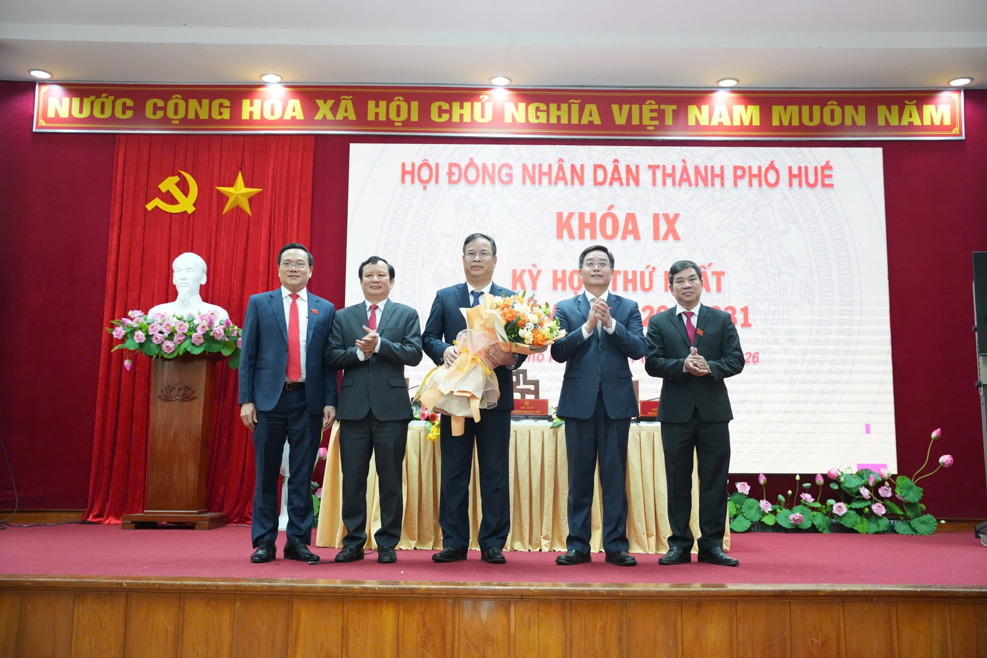 Chủ tịch và 4 Phó Chủ tịch UBND TP Huế nhiệm kỳ 2026-2031- Ảnh 1.