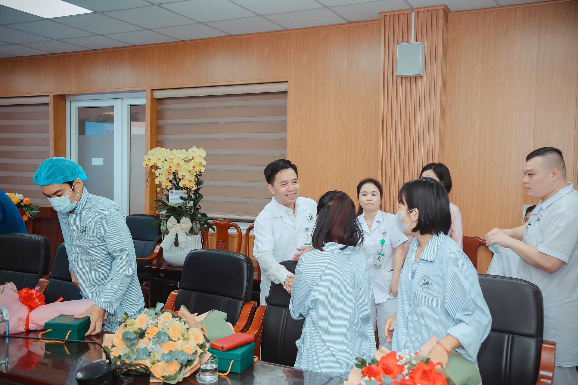 'Biến' người bệnh từ nguy cơ mù lòa đến sáng mắt: Bệnh viện Đức Giang làm chủ kỹ thuật ghép giác mạc- Ảnh 6. 'Biến' người bệnh từ nguy cơ mù lòa đến sáng mắt: Bệnh viện Đức Giang làm chủ kỹ thuật ghép giác mạc- Ảnh 6.