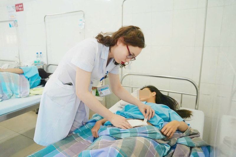 Mất 2000ml máu do thai ngoài tử cung vỡ, sản phụ được bác sĩ cứu sống kịp thời- Ảnh 1.