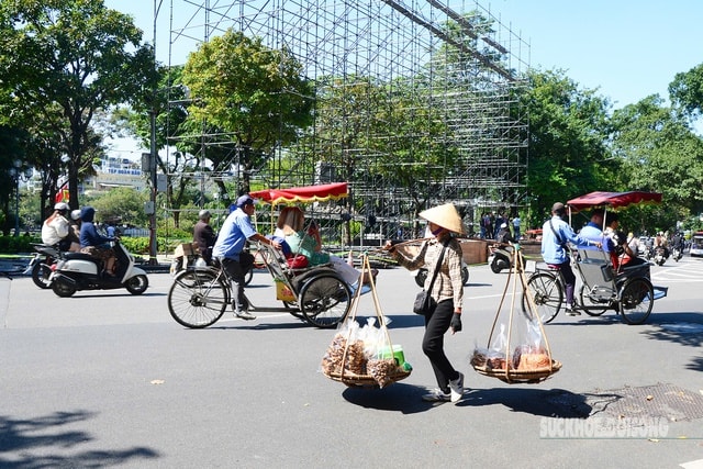 Nhiều nơi bước vào cao điểm nắng nóng, Hà Nội nhiệt cao 35 độ- Ảnh 1.