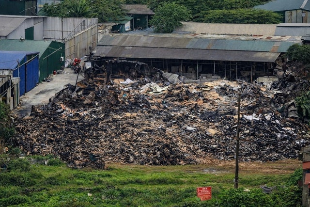 Khung cảnh hoang tàn sau vụ cháy nhà xưởng ở Thanh Liệt, Hà Nội- Ảnh 2.