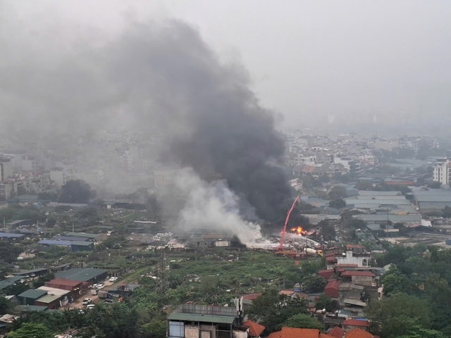 Khung cảnh hoang tàn sau vụ cháy nhà xưởng ở Thanh Liệt, Hà Nội- Ảnh 1.