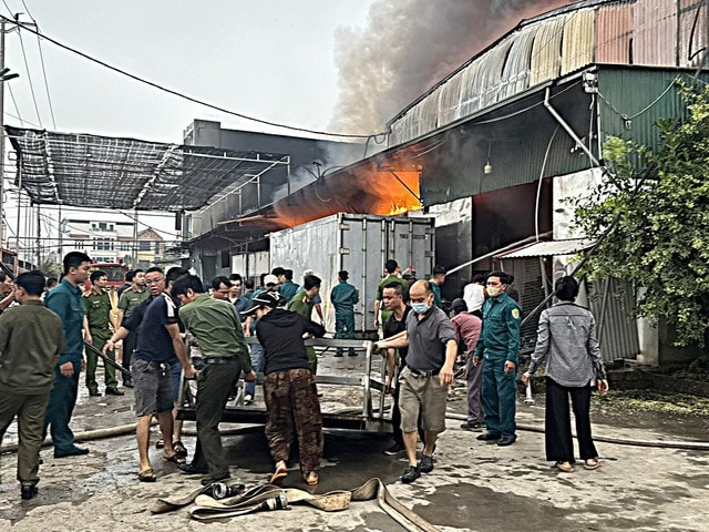 Cháy lớn kho xưởng 700m2 ở Hà Nội, huy động 12 xe chữa cháy dập lửa từ rạng sáng- Ảnh 2.