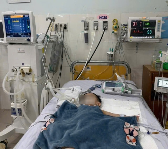 Chạy đua cứu cháu bé 19 tháng tuổi bị suy đa cơ quan do sốc nhiễm khuẩn- Ảnh 1.