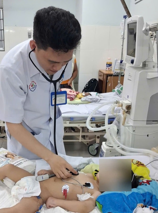 Chạy đua cứu cháu bé 19 tháng tuổi bị suy đa cơ quan do sốc nhiễm khuẩn- Ảnh 2.