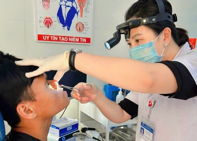 Chảy máu mũi 3 ngày, phát hiện đỉa sống ký sinh- Ảnh 1. Chảy máu mũi 3 ngày, phát hiện đỉa sống ký sinh- Ảnh 1.