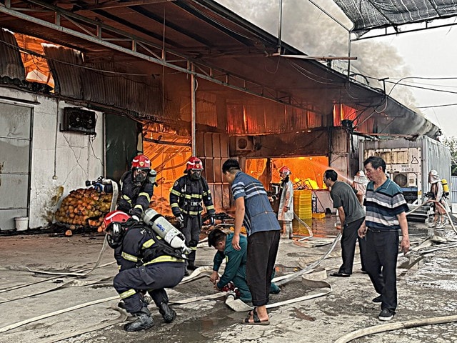 Cháy lớn kho xưởng 700m2 ở Hà Nội, huy động 12 xe chữa cháy dập lửa từ rạng sáng- Ảnh 3.