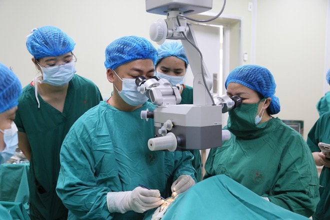 'Biến' người bệnh từ nguy cơ mù lòa đến sáng mắt: Bệnh viện Đức Giang làm chủ kỹ thuật ghép giác mạc- Ảnh 2. 'Biến' người bệnh từ nguy cơ mù lòa đến sáng mắt: Bệnh viện Đức Giang làm chủ kỹ thuật ghép giác mạc- Ảnh 2.