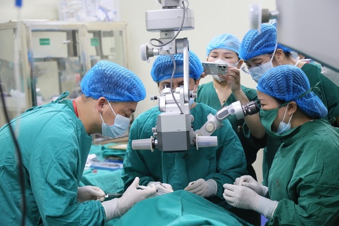 'Biến' người bệnh từ nguy cơ mù lòa đến sáng mắt: Bệnh viện Đức Giang làm chủ kỹ thuật ghép giác mạc- Ảnh 1. 'Biến' người bệnh từ nguy cơ mù lòa đến sáng mắt: Bệnh viện Đức Giang làm chủ kỹ thuật ghép giác mạc- Ảnh 1.