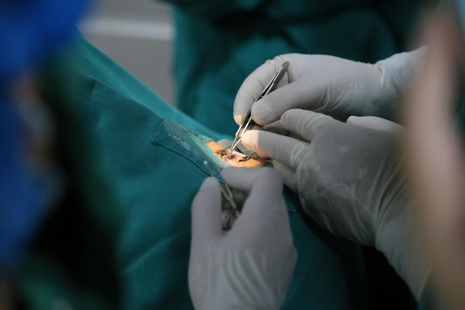 'Biến' người bệnh từ nguy cơ mù lòa đến sáng mắt: Bệnh viện Đức Giang làm chủ kỹ thuật ghép giác mạc- Ảnh 3. 'Biến' người bệnh từ nguy cơ mù lòa đến sáng mắt: Bệnh viện Đức Giang làm chủ kỹ thuật ghép giác mạc- Ảnh 3.