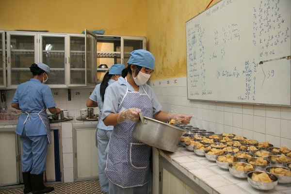Bộ Y tế yêu cầu siết kiểm tra bếp ăn tập thể, trường học: Ngăn thực phẩm không an toàn từ 'đầu vào'- Ảnh 1.