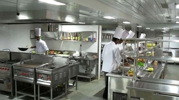 Bộ Y tế lập 2 đoàn kiểm tra an toàn thực phẩm bếp ăn tập thể ở Ninh Bình và Hà Nội- Ảnh 1.