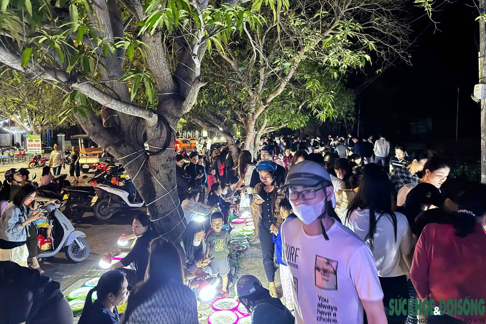 Chợ mực nháy đêm Cửa Lò: Bán không cân, khách vẫn nườm nượp- Ảnh 1. Chợ mực nháy đêm Cửa Lò: Bán không cân, khách vẫn nườm nượp- Ảnh 1.