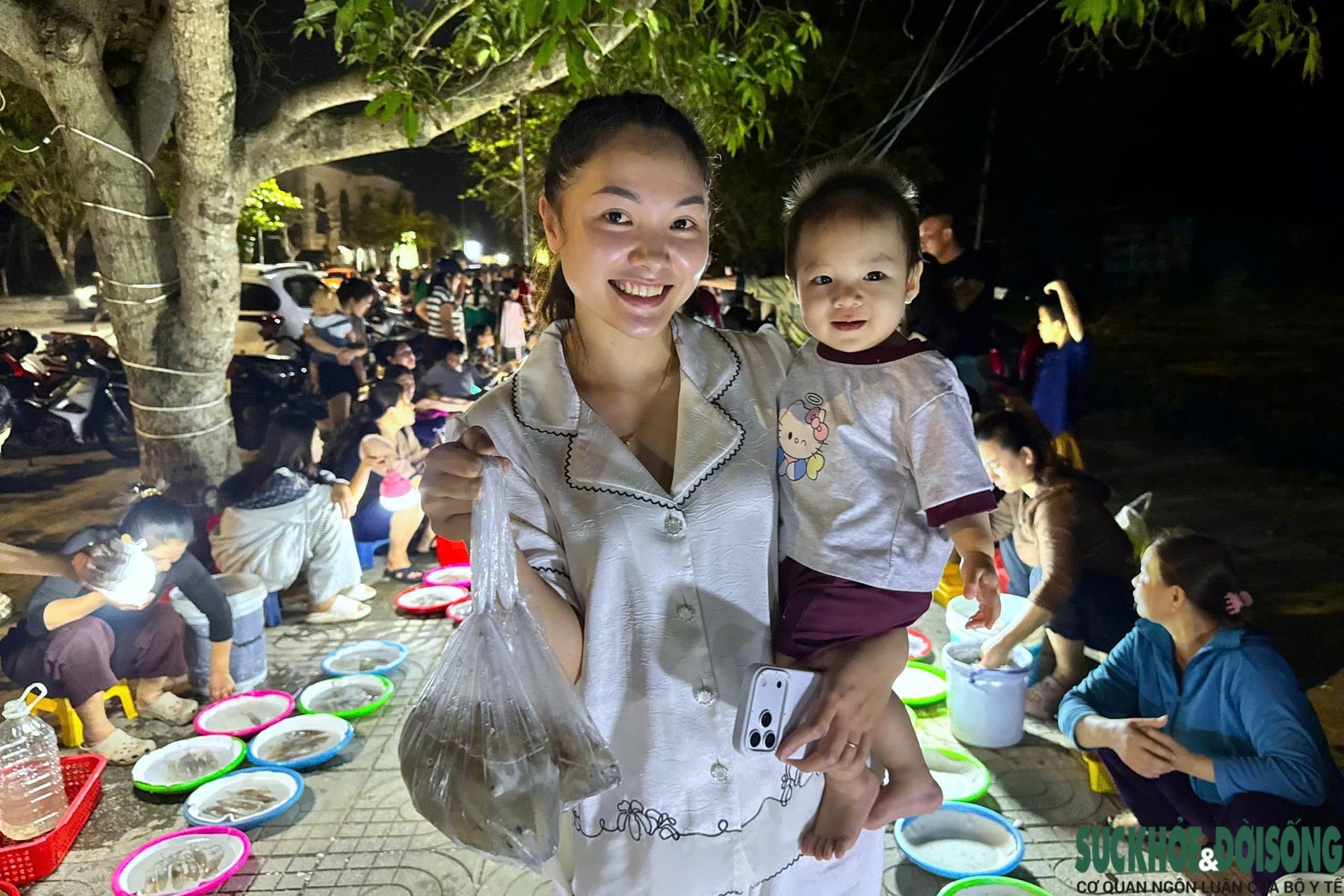 Chợ mực nháy đêm Cửa Lò: Bán không cân, khách vẫn nườm nượp- Ảnh 6. Chợ mực nháy đêm Cửa Lò: Bán không cân, khách vẫn nườm nượp- Ảnh 6.