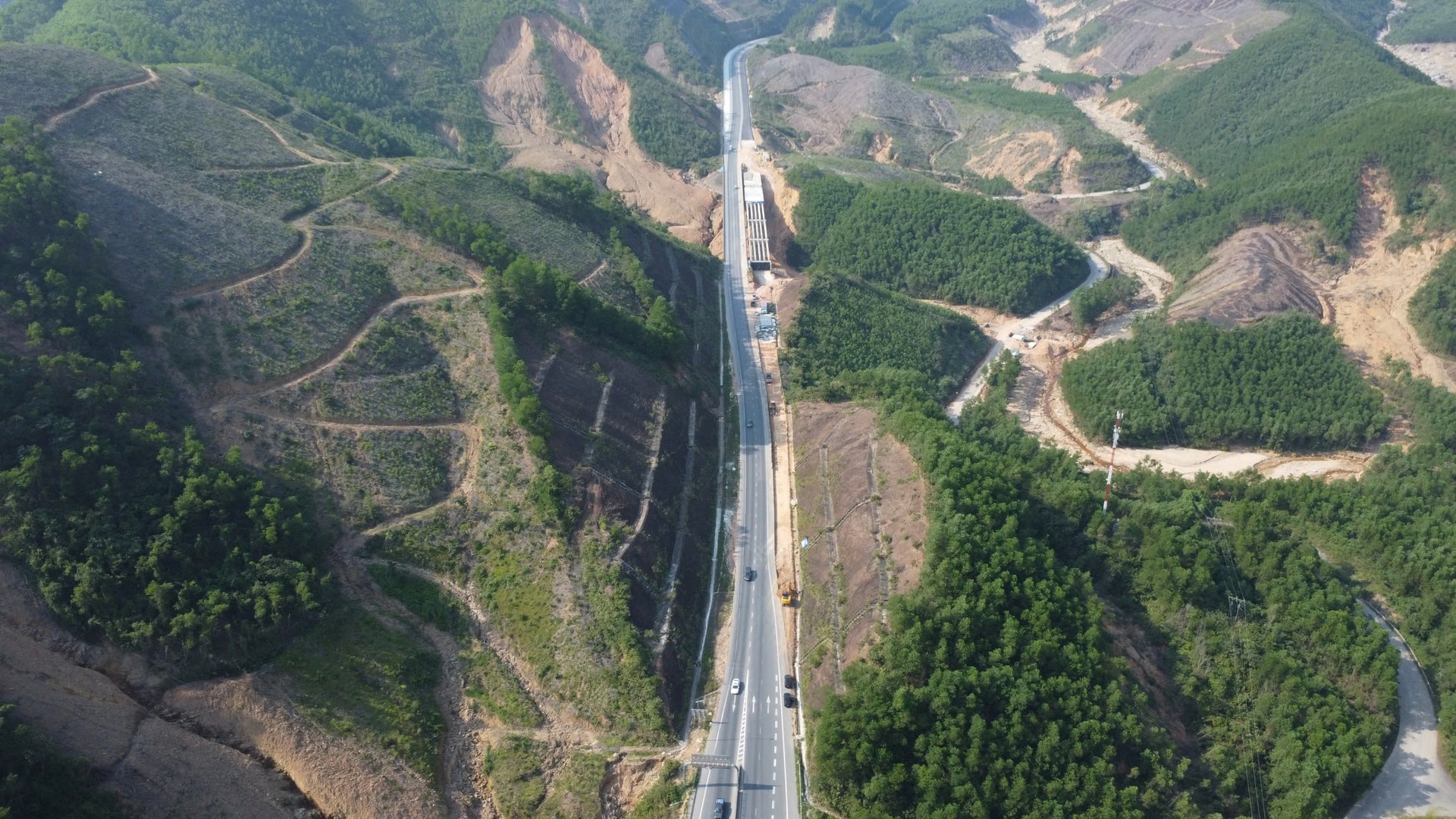 Cao tốc La Sơn - Hòa Liên tiếp tục cấm 1 số loại xe lưu thông- Ảnh 1.