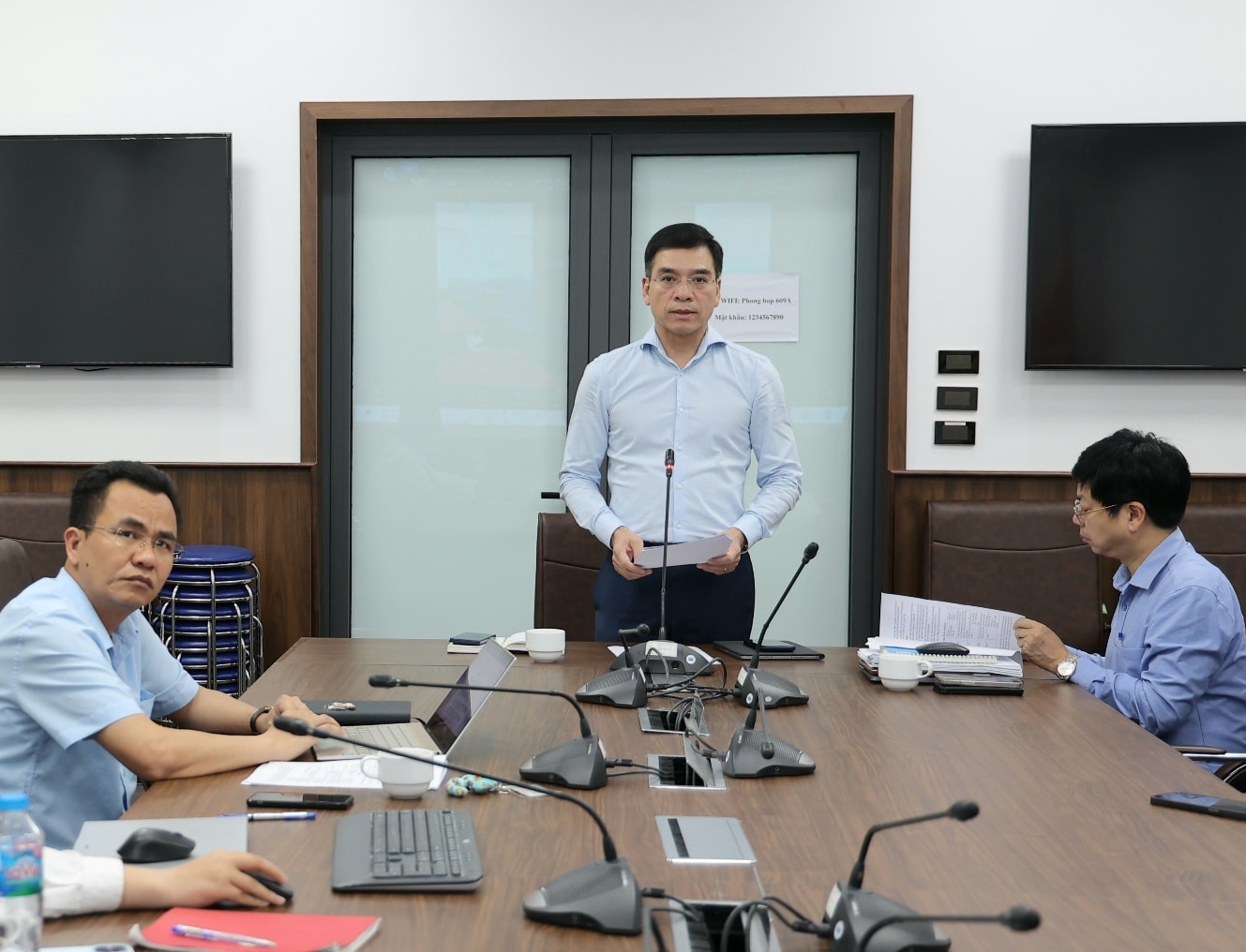 Siết chặt điều trị tay chân miệng: Nâng năng lực hồi sức, đảm bảo cách ly, chuyển tuyến an toàn- Ảnh 2.