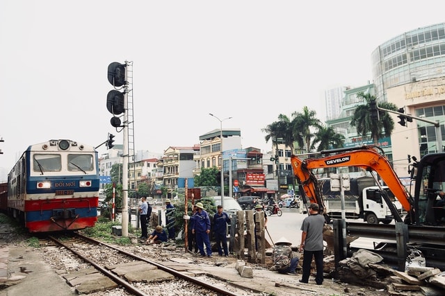 Không chỉ tiềm ẩn nguy cơ tai nạn nghiêm trọng, việc tự mở lối đi qua đường sắt còn có thể bị phạt tối đa 40 triệu đồng theo Nghị định 81/2026/NĐ-CP.