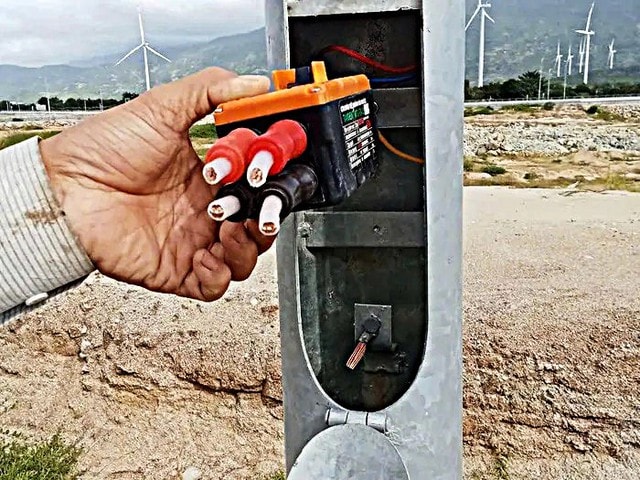 Đợt cuối năm 2024 xảy ra 1 vụ cắt trộm dây cáp ngầm đèn đường của cao tốc Cam Lâm - Vĩnh Hảo, tổng chiều dài dây cáp bị mất gần 1,3km với trị giá khoảng 450 triệu đồng.