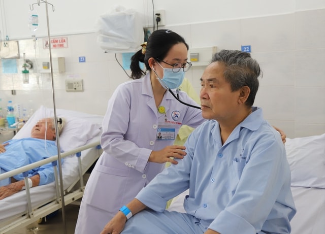 Người cao tuổi thoát nguy cơ hoại tử chi khi tắc động mạch nhờ kỹ thuật laser- Ảnh 2. Người cao tuổi thoát nguy cơ hoại tử chi khi tắc động mạch nhờ kỹ thuật laser- Ảnh 2.