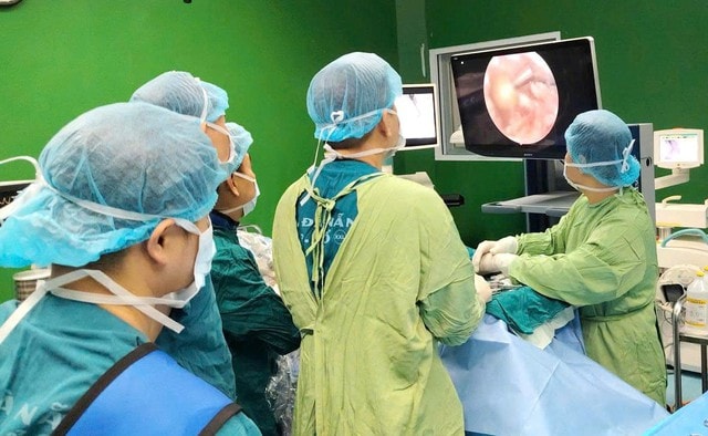 Đau cột sống kéo dài ở người cao tuổi, nhiều trường hợp phải phẫu thuật- Ảnh 1.