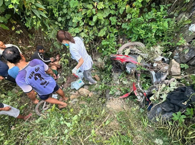 Vợ chồng nghèo thương vong khi xe máy lao xuống vực- Ảnh 1.