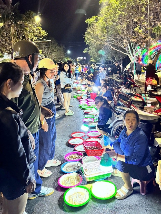 Chợ mực nháy đêm Cửa Lò: Bán không cân, khách vẫn nườm nượp- Ảnh 3. Chợ mực nháy đêm Cửa Lò: Bán không cân, khách vẫn nườm nượp- Ảnh 3.