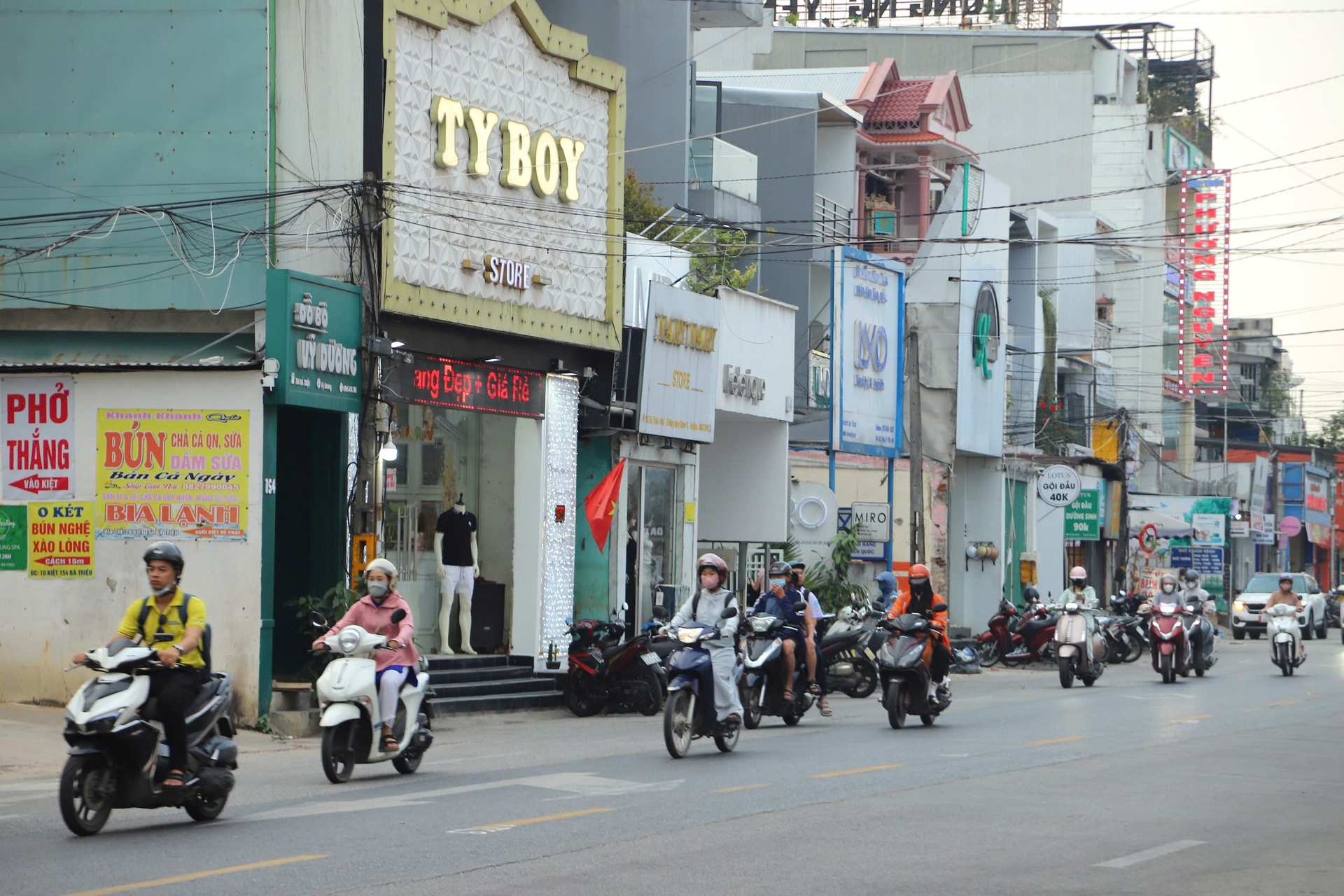 Cận cảnh tuyến đường ở Huế trước lúc 'lên đời' từ dự án hơn 541 tỷ đồng- Ảnh 1.