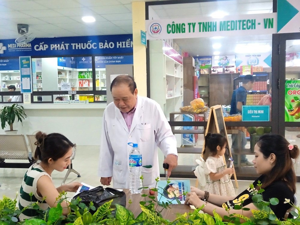 E:\User\LAUTHANH\TS Thoại tặng sách nuôi con bằng sữa mẹ và giải đáp y khoa cho bệnh nhân.jpg