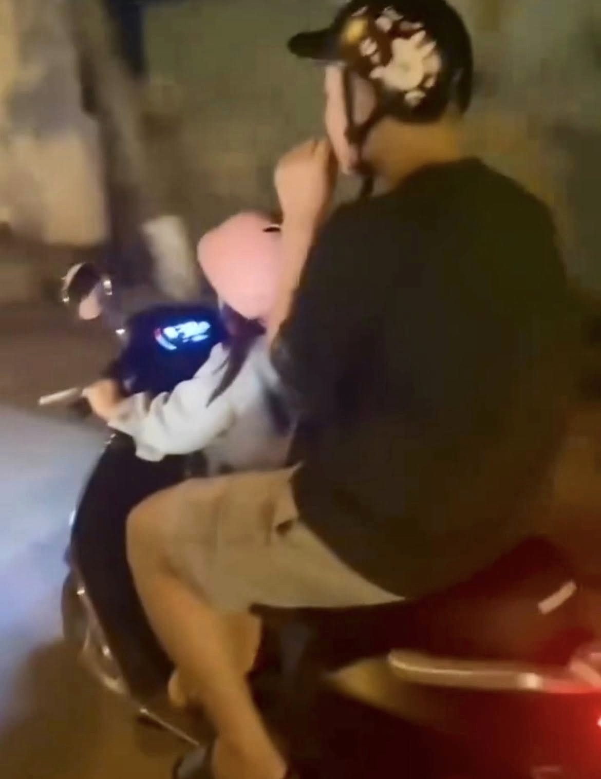 Xôn xao bé gái 6 tuổi điều khiển xe máy điện chở người lưu thông trên đường- Ảnh 2.