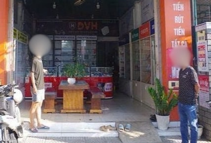 Nam thanh niên phá cửa tiệm, 'cuỗm' 20 điện thoại trị giá hơn 100 triệu đồng- Ảnh 1. Nam thanh niên phá cửa tiệm, 'cuỗm' 20 điện thoại trị giá hơn 100 triệu đồng- Ảnh 1.