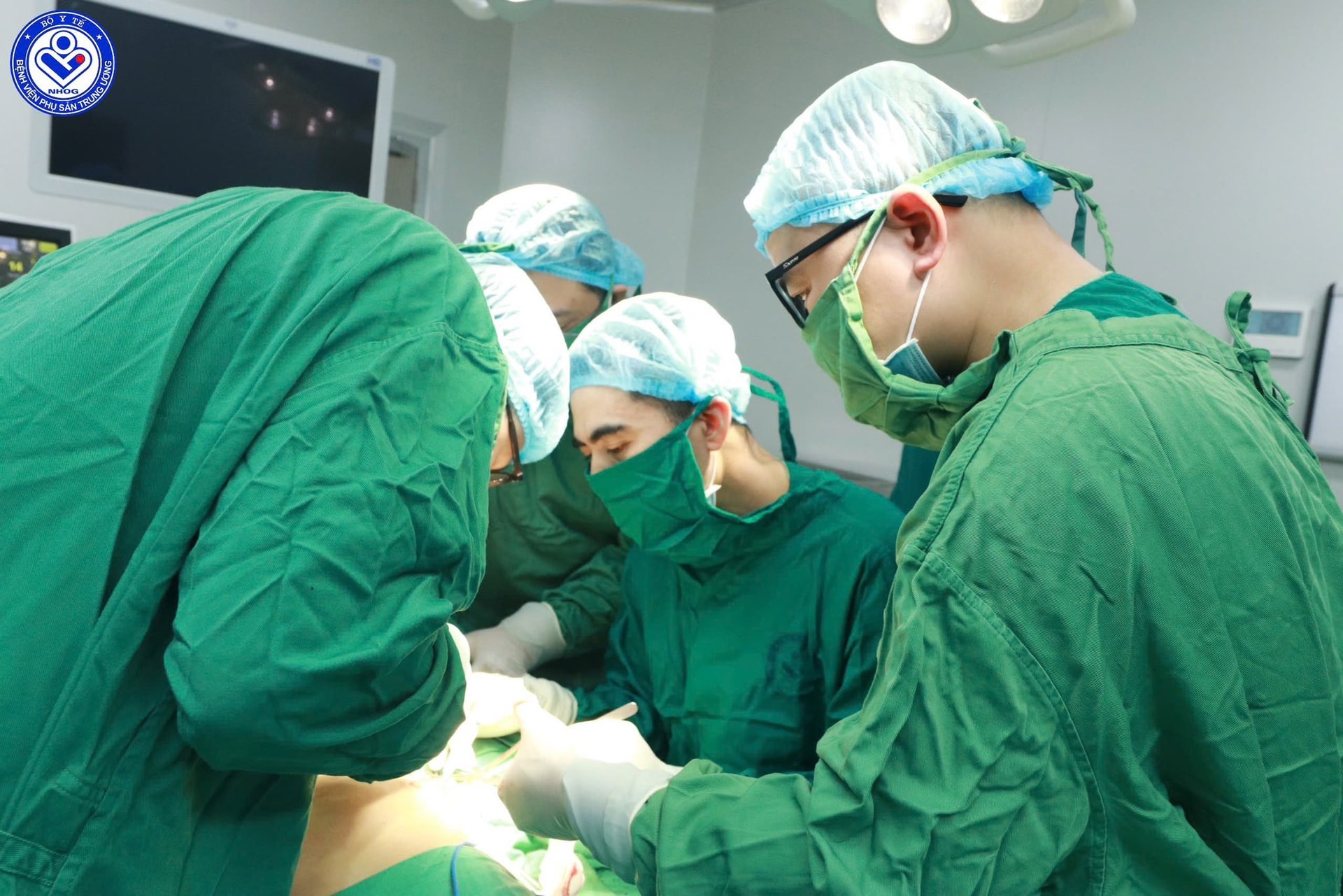 Báo động đỏ trong đêm: 10 phút cứu sống cả mẹ và con từ lằn ranh sinh tử- Ảnh 1.