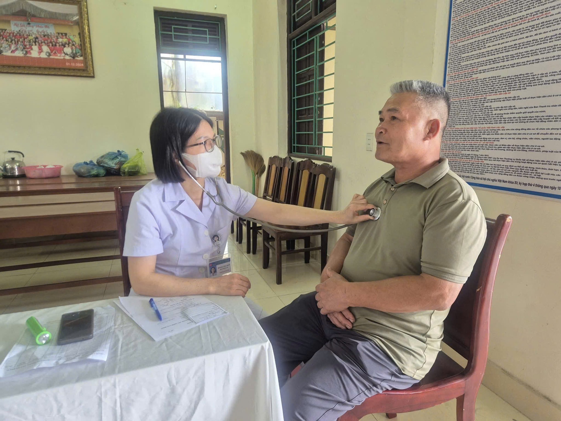 Hưởng ứng Ngày sức khỏe toàn dân 7/4: Quảng Ninh triển khai khám, tư vấn và truyền thông y tế, từ học đường đến cộng đồng - Ảnh 6. Hưởng ứng Ngày sức khỏe toàn dân 7/4: Quảng Ninh triển khai khám, tư vấn và truyền thông y tế, từ học đường đến cộng đồng - Ảnh 6.