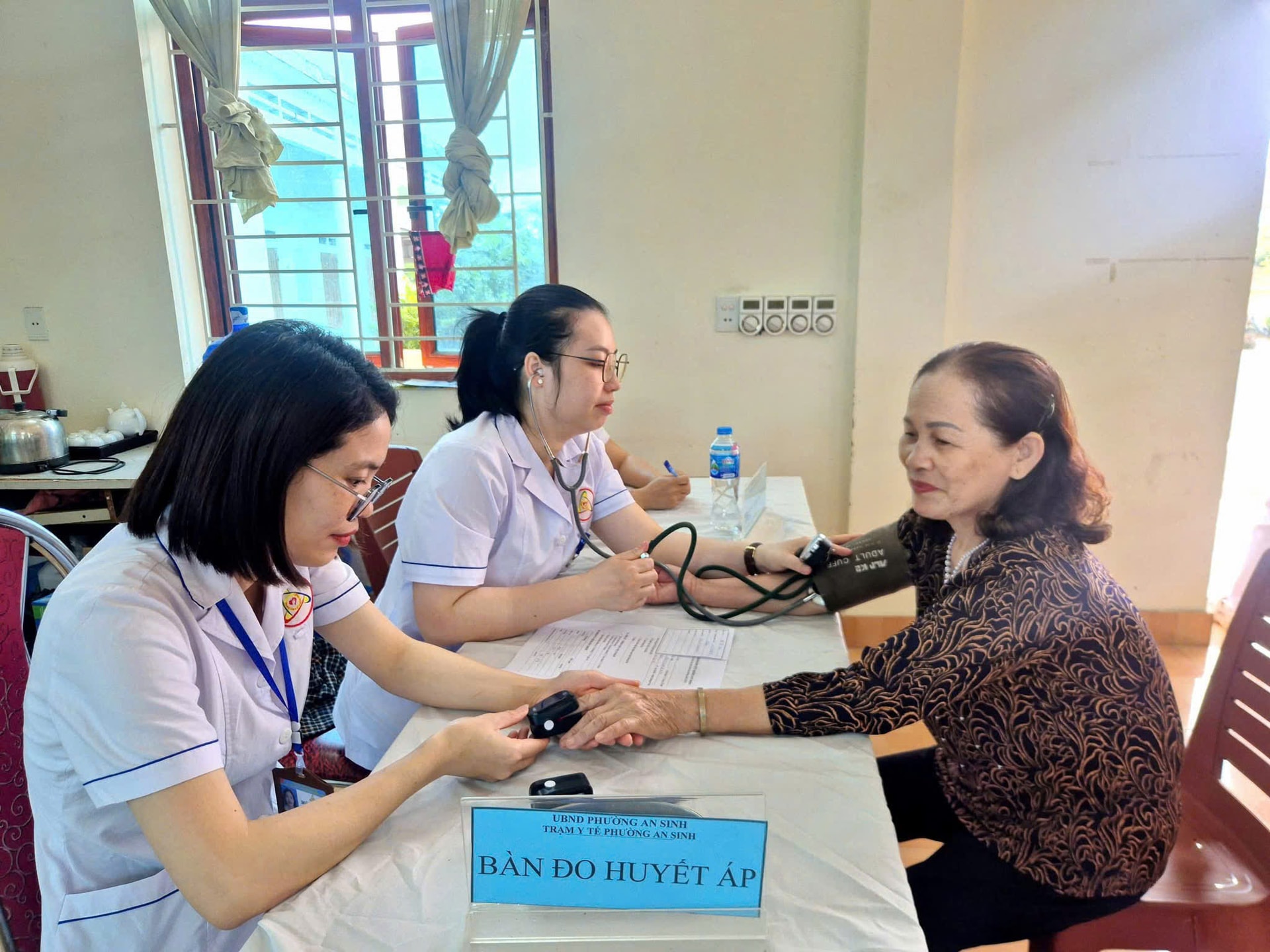 Hưởng ứng Ngày sức khỏe toàn dân 7/4: Quảng Ninh triển khai khám, tư vấn và truyền thông y tế, từ học đường đến cộng đồng - Ảnh 5. Hưởng ứng Ngày sức khỏe toàn dân 7/4: Quảng Ninh triển khai khám, tư vấn và truyền thông y tế, từ học đường đến cộng đồng - Ảnh 5.