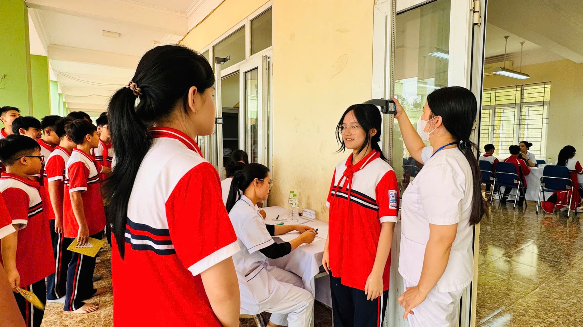 Hưởng ứng Ngày sức khỏe toàn dân 7/4: Quảng Ninh triển khai khám, tư vấn và truyền thông y tế, từ học đường đến cộng đồng - Ảnh 1. Hưởng ứng Ngày sức khỏe toàn dân 7/4: Quảng Ninh triển khai khám, tư vấn và truyền thông y tế, từ học đường đến cộng đồng - Ảnh 1.