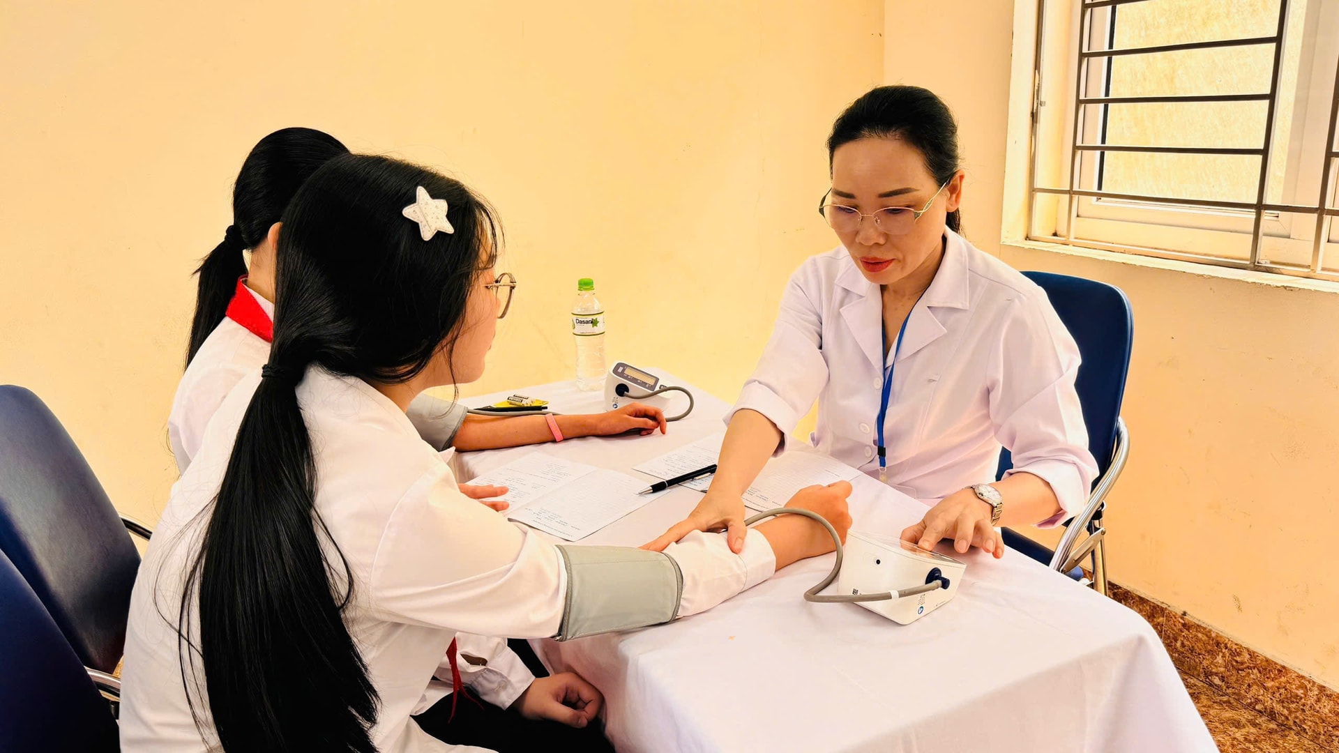 Hưởng ứng Ngày sức khỏe toàn dân 7/4: Quảng Ninh triển khai khám, tư vấn và truyền thông y tế, từ học đường đến cộng đồng - Ảnh 9. Hưởng ứng Ngày sức khỏe toàn dân 7/4: Quảng Ninh triển khai khám, tư vấn và truyền thông y tế, từ học đường đến cộng đồng - Ảnh 9.