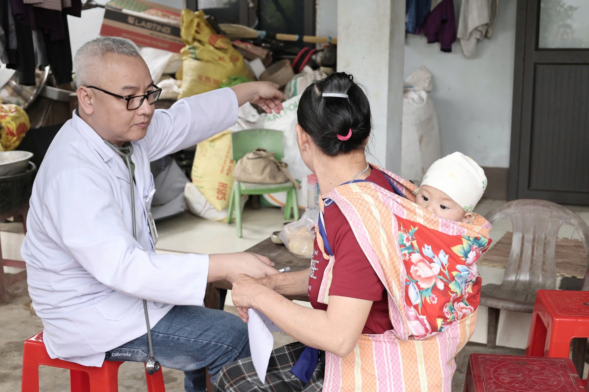 Hưởng ứng Ngày sức khỏe toàn dân 7/4: Quảng Ninh triển khai khám, tư vấn và truyền thông y tế, từ học đường đến cộng đồng - Ảnh 10. Hưởng ứng Ngày sức khỏe toàn dân 7/4: Quảng Ninh triển khai khám, tư vấn và truyền thông y tế, từ học đường đến cộng đồng - Ảnh 10.