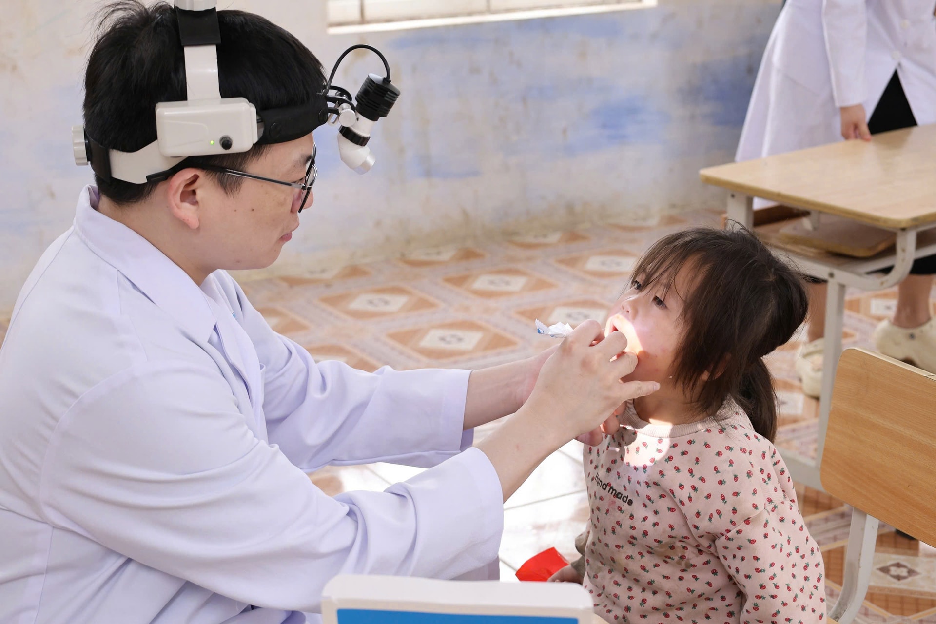 Hưởng ứng Ngày sức khỏe toàn dân 7/4: Quảng Ninh triển khai khám, tư vấn và truyền thông y tế, từ học đường đến cộng đồng - Ảnh 8. Hưởng ứng Ngày sức khỏe toàn dân 7/4: Quảng Ninh triển khai khám, tư vấn và truyền thông y tế, từ học đường đến cộng đồng - Ảnh 8.